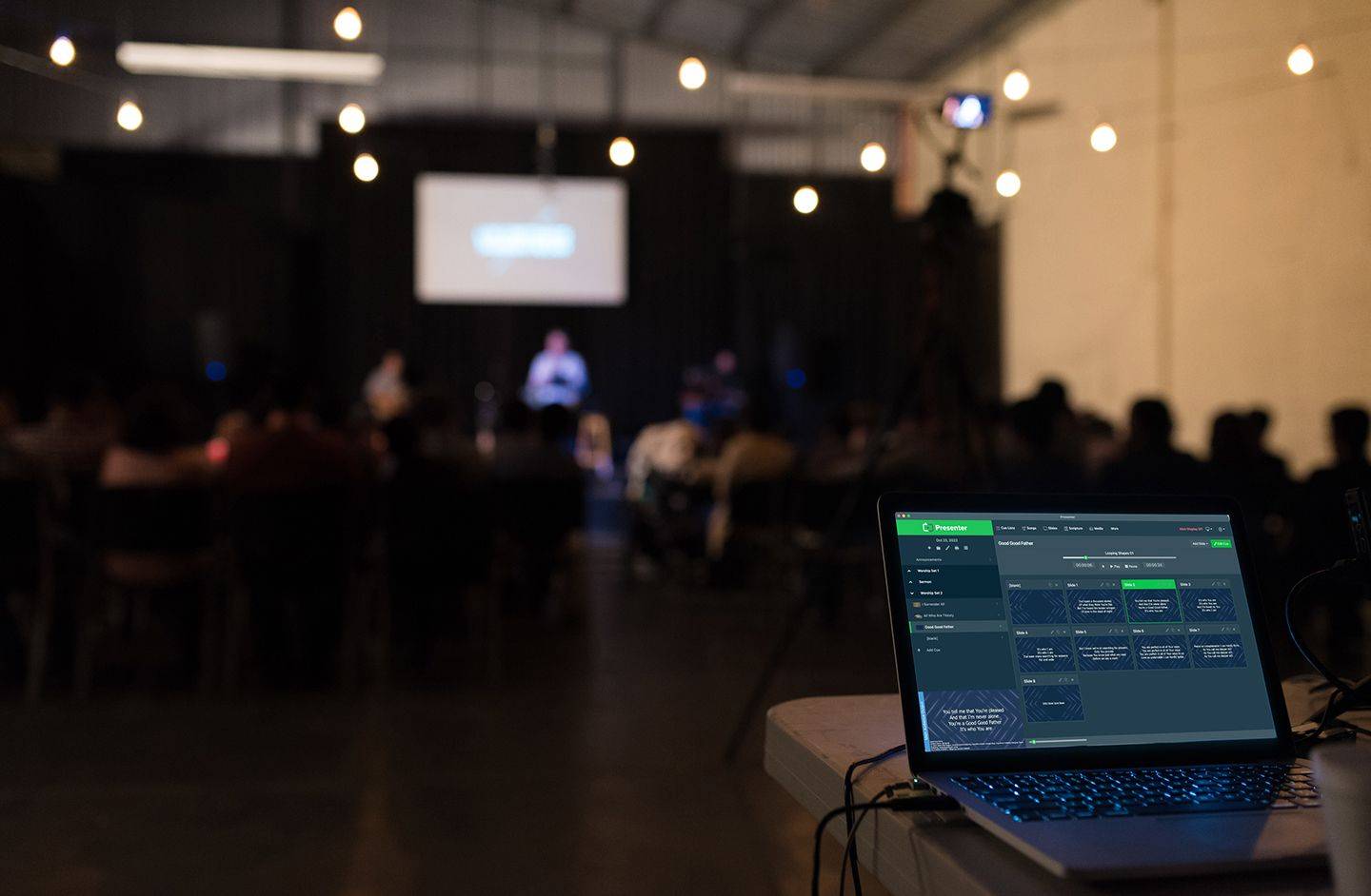 교회 모임 뒤편에서 워십툴스 프레젠터를 띄워 놓은 노트북